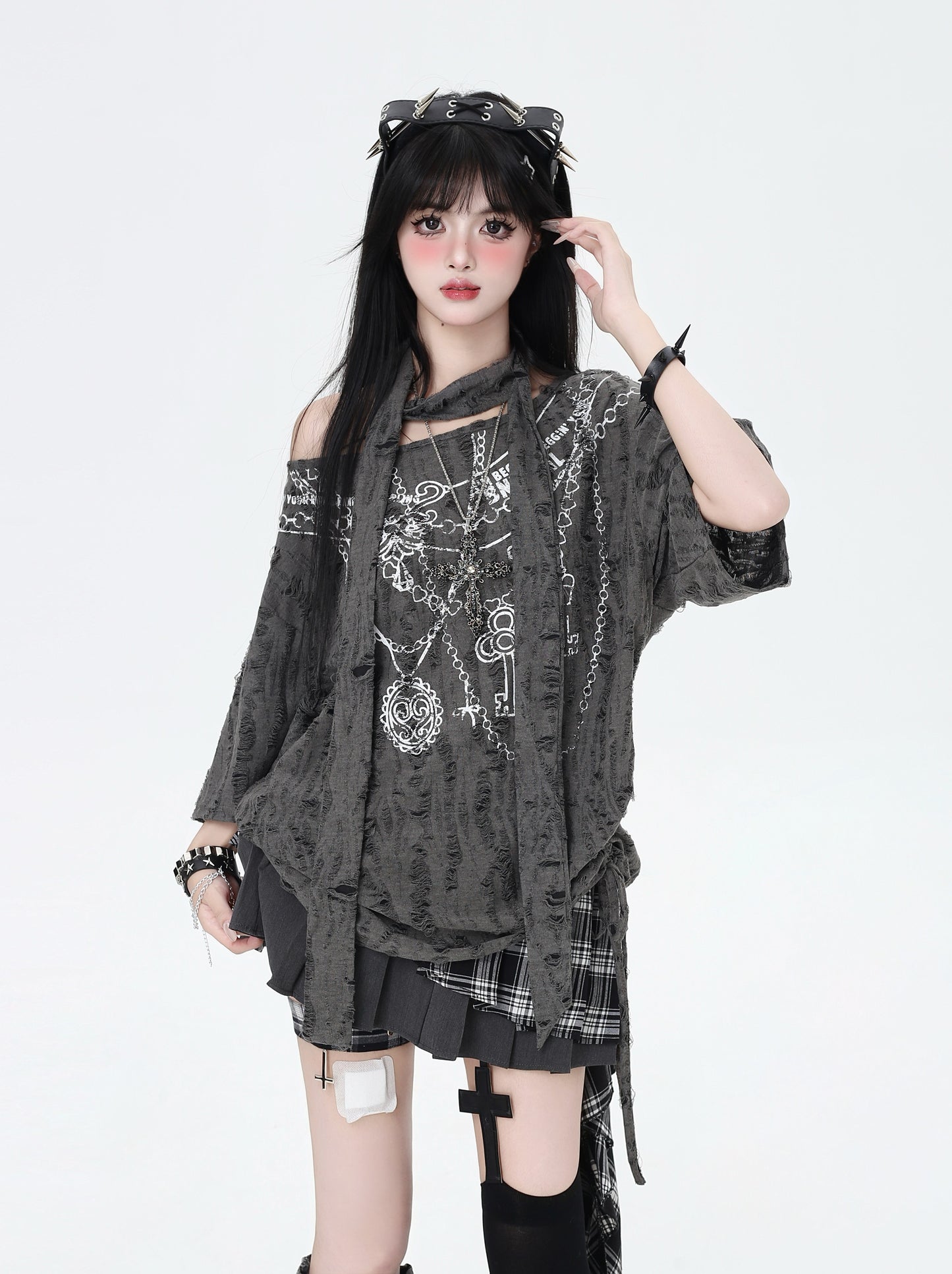 甘辛廃墟風破れ肩出しミドル丈ゆるTシャツ