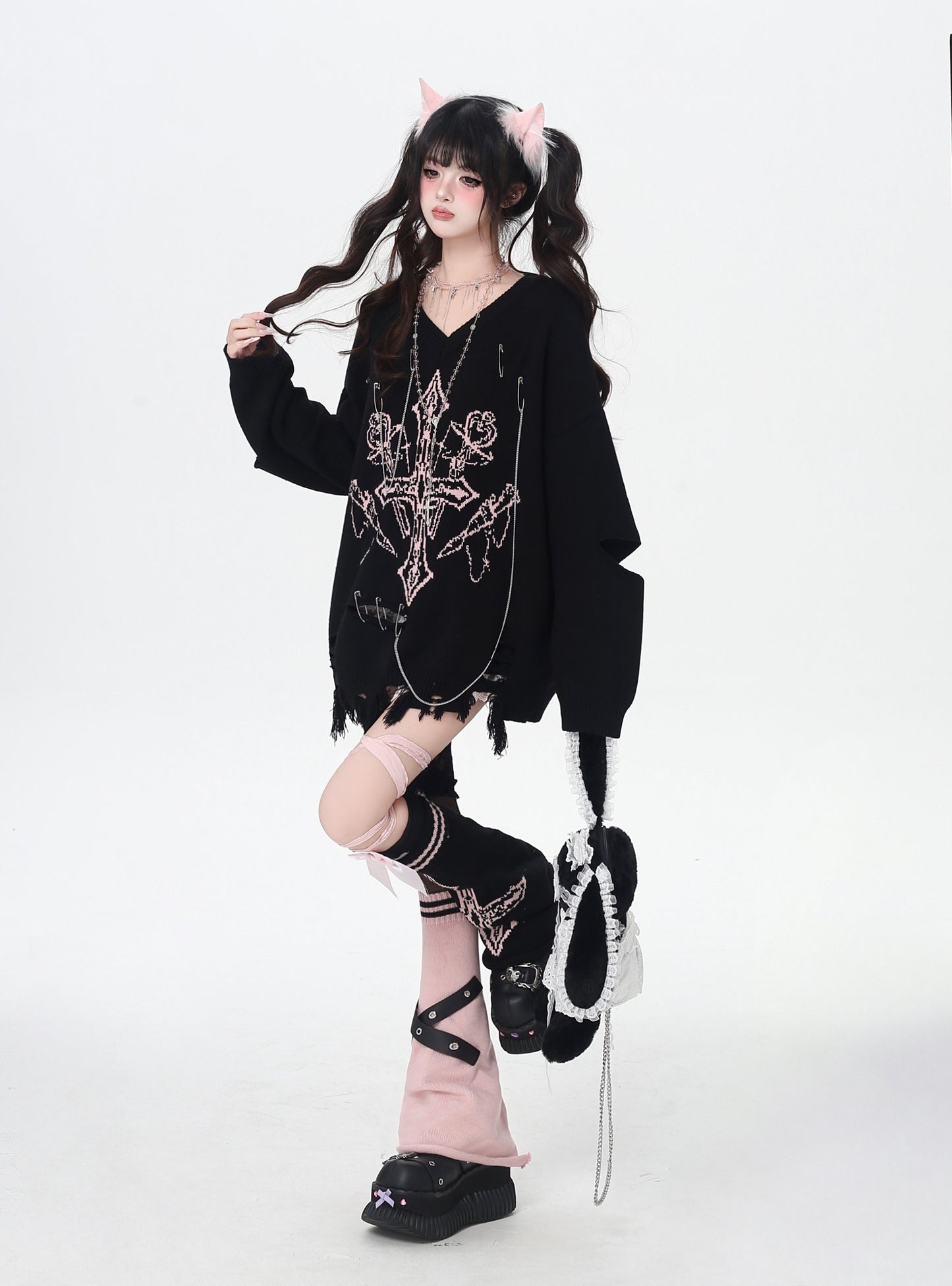 ゴシック破れチェーンVネックニット