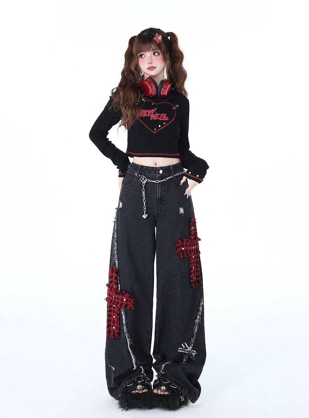 十字架の刺繍と破れたデザインが特徴のワイドレッグジーンズ