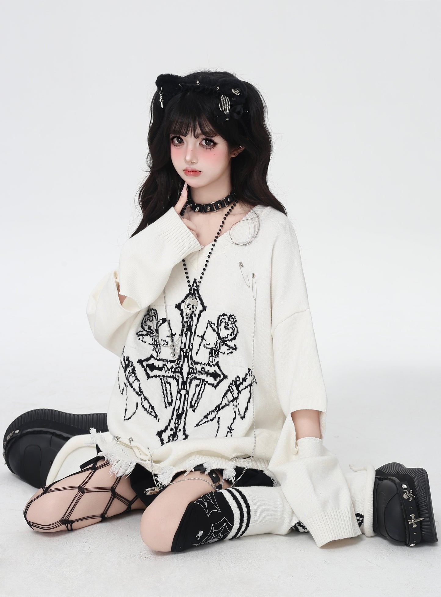 ゴシック破れチェーンVネックニット