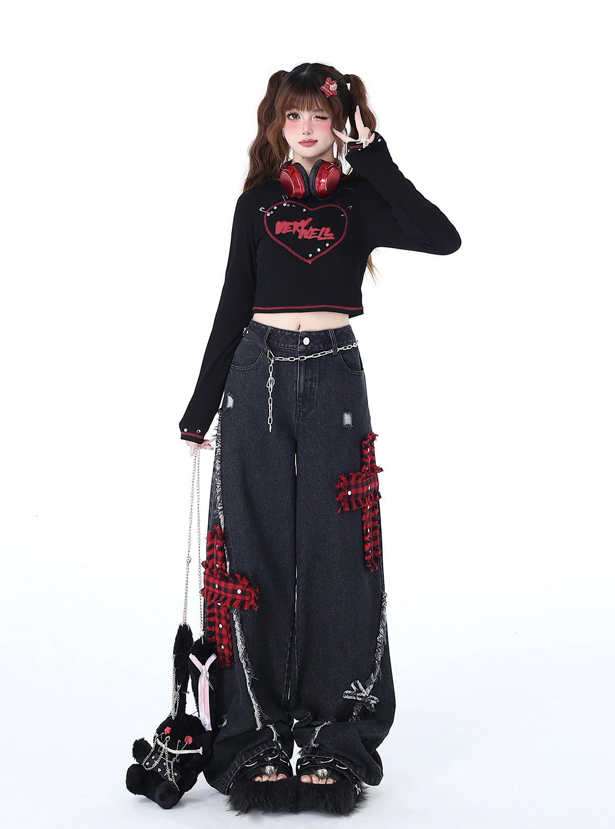 十字架の刺繍と破れたデザインが特徴のワイドレッグジーンズ