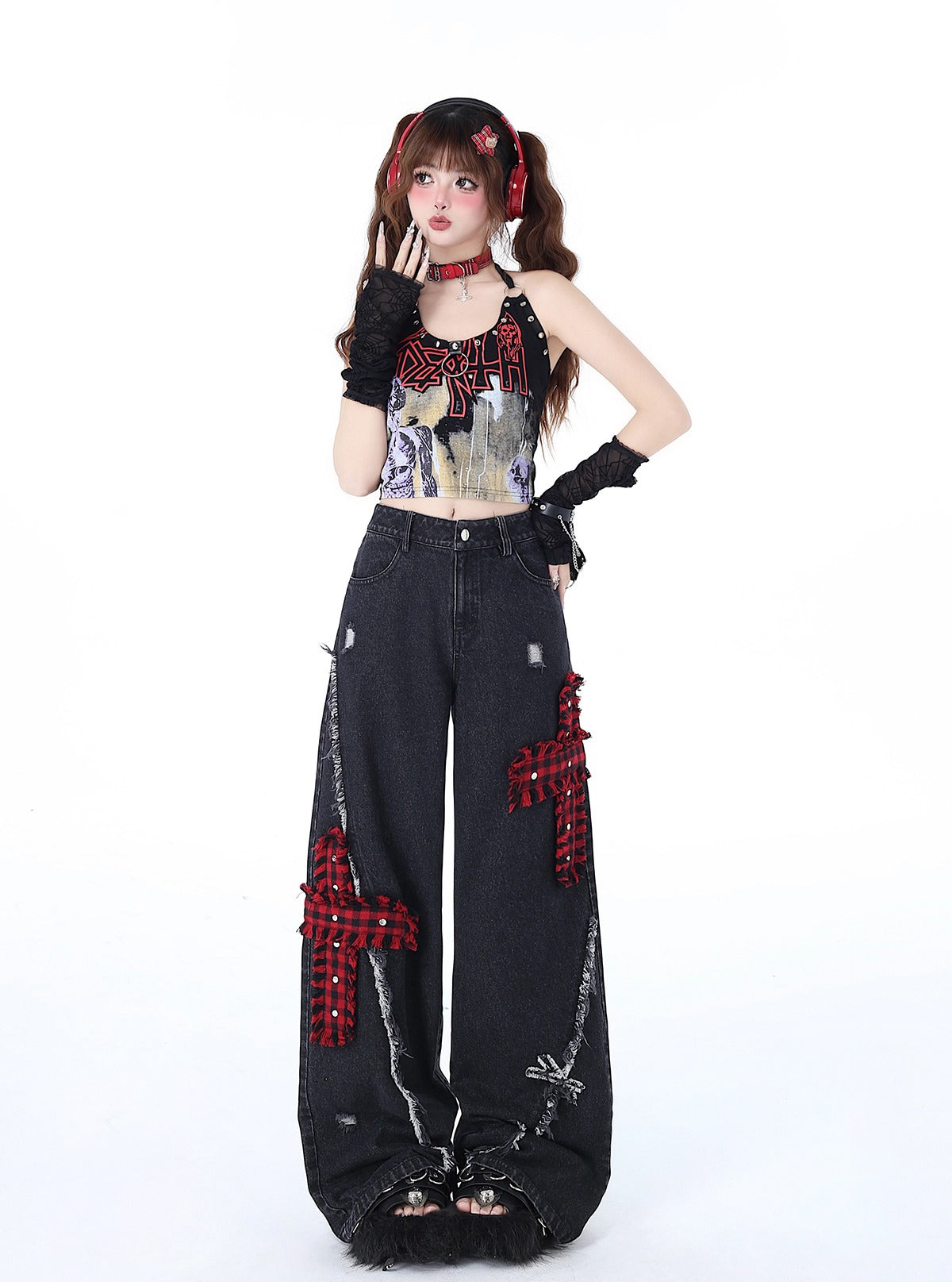 十字架の刺繍と破れたデザインが特徴のワイドレッグジーンズ