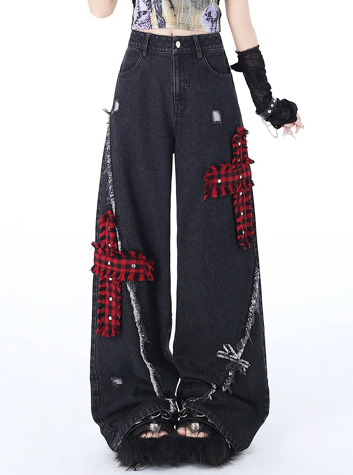 十字架の刺繍と破れたデザインが特徴のワイドレッグジーンズ