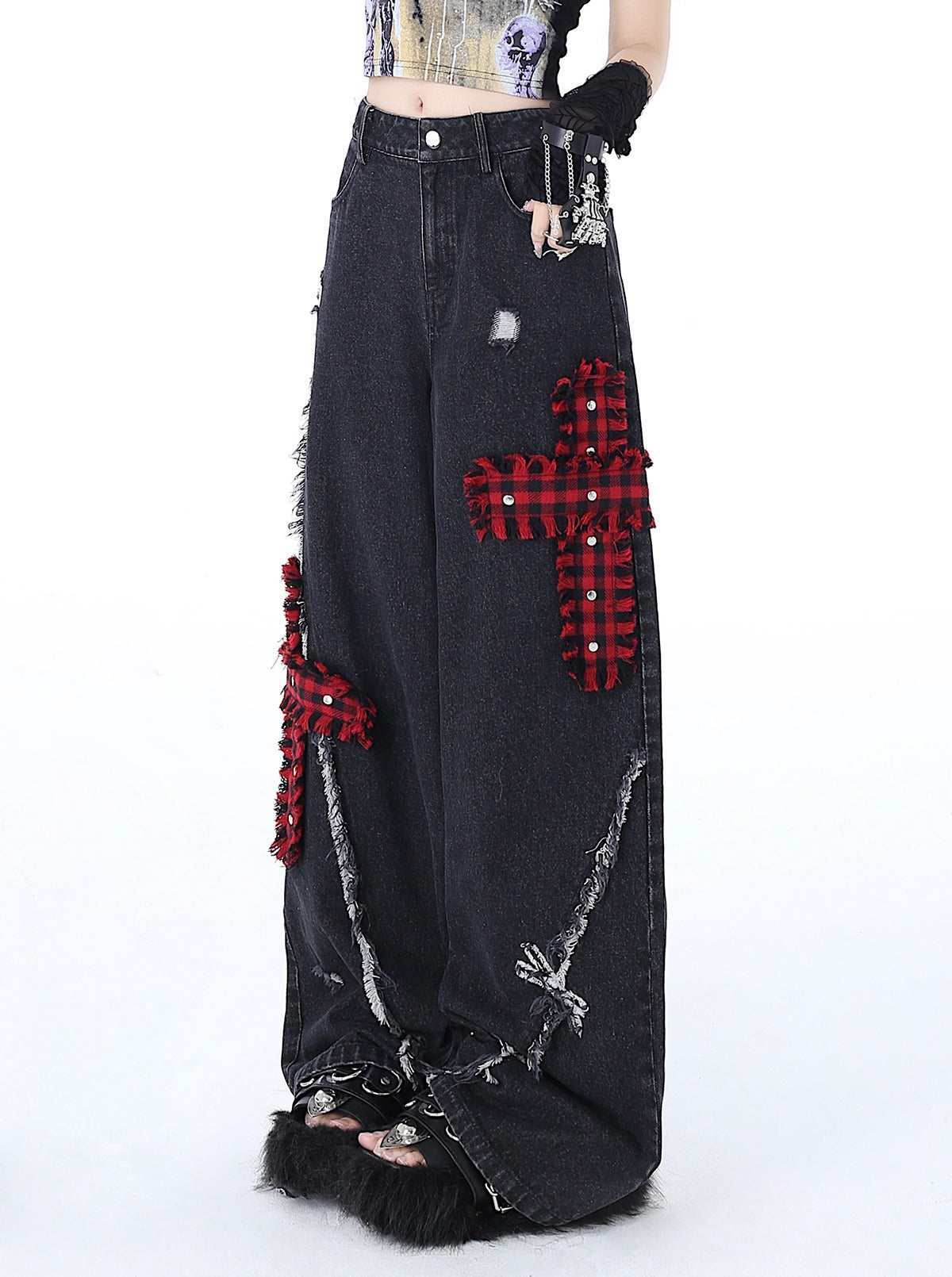十字架の刺繍と破れたデザインが特徴のワイドレッグジーンズ