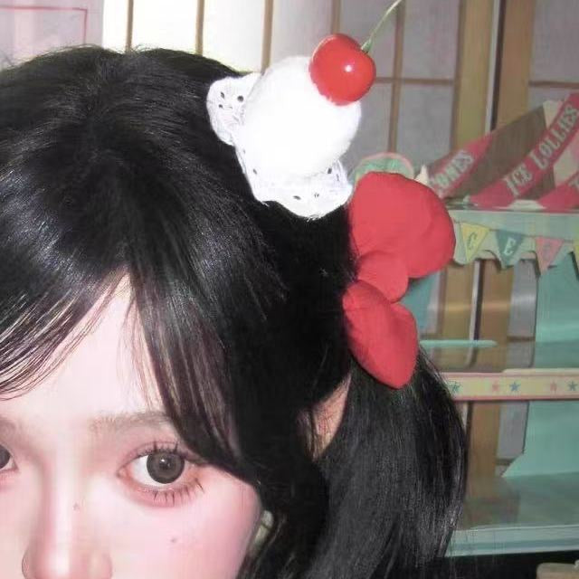 🍓ストロベリーケーキ風🎀レッドリボン付きファーボールヘアクリップ