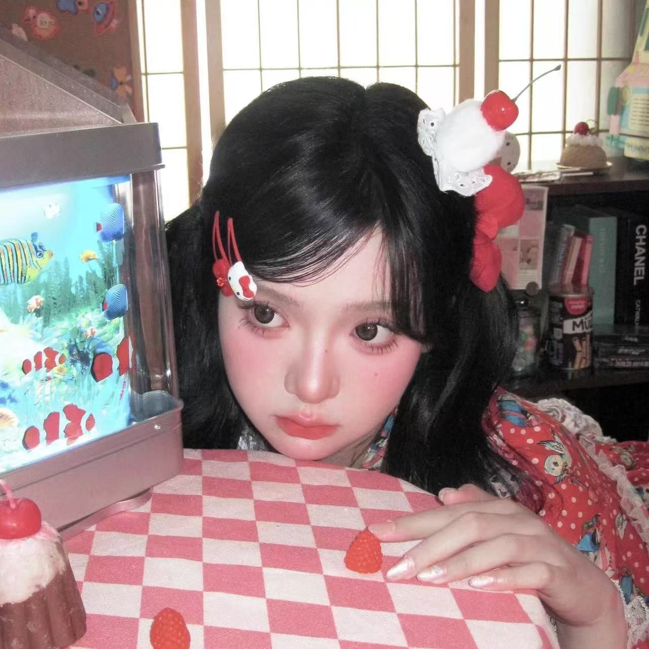 🍓ストロベリーケーキ風🎀レッドリボン付きファーボールヘアクリップ