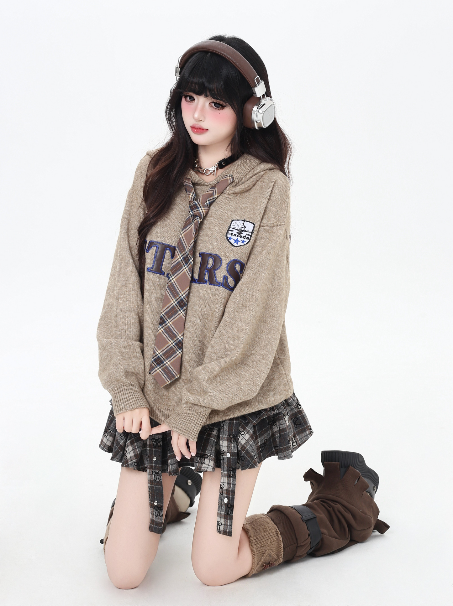 スクール風刺繍ネクタイ付きフーディー