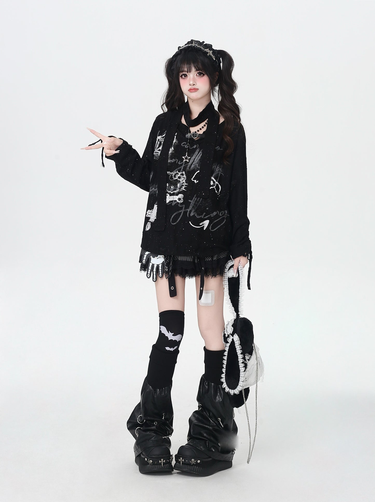 Vネック×レザー風バックル キラキラダメージロンT