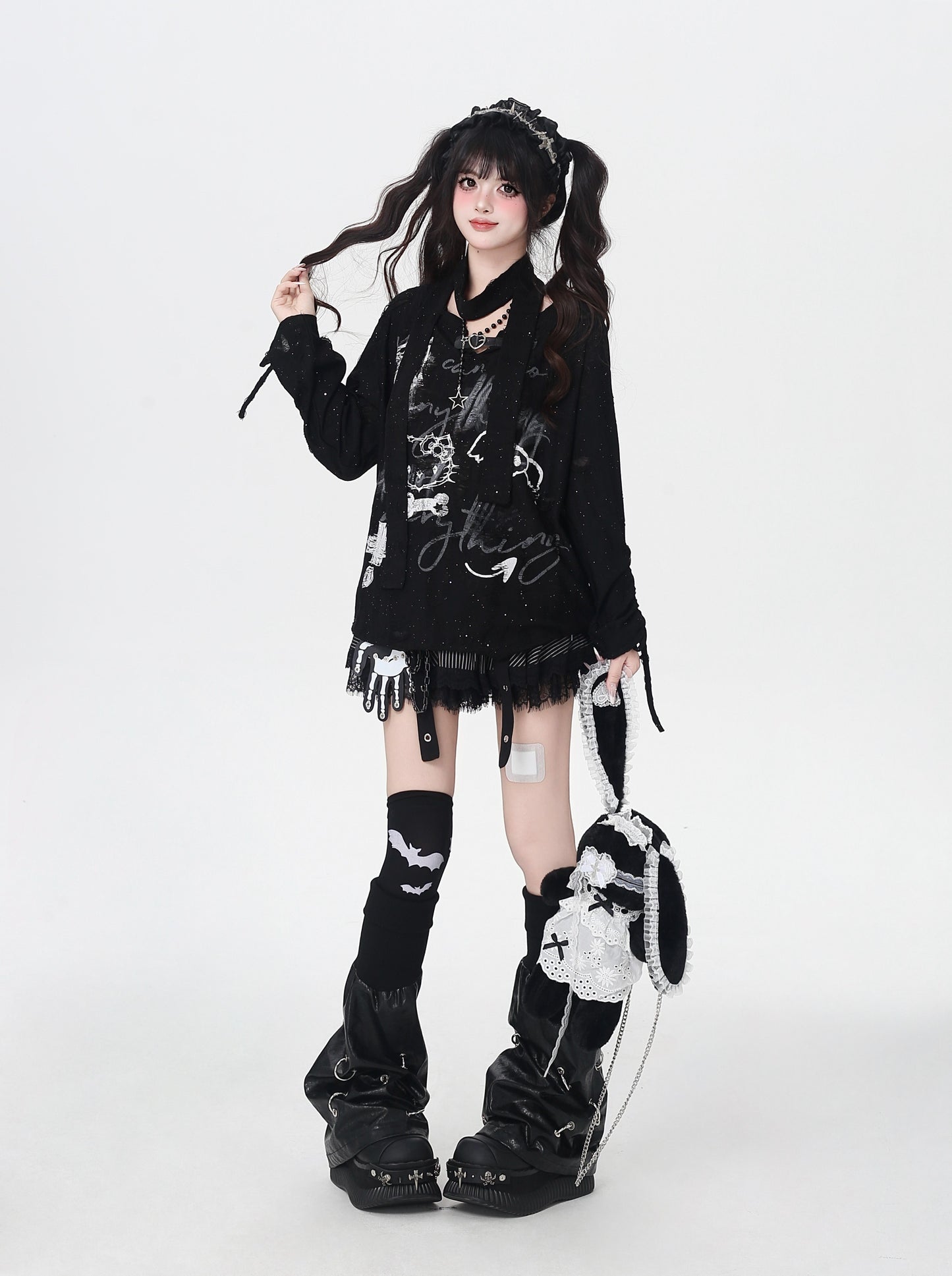 Vネック×レザー風バックル キラキラダメージロンT