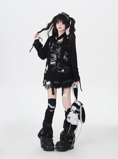 Vネック×レザー風バックル キラキラダメージロンT