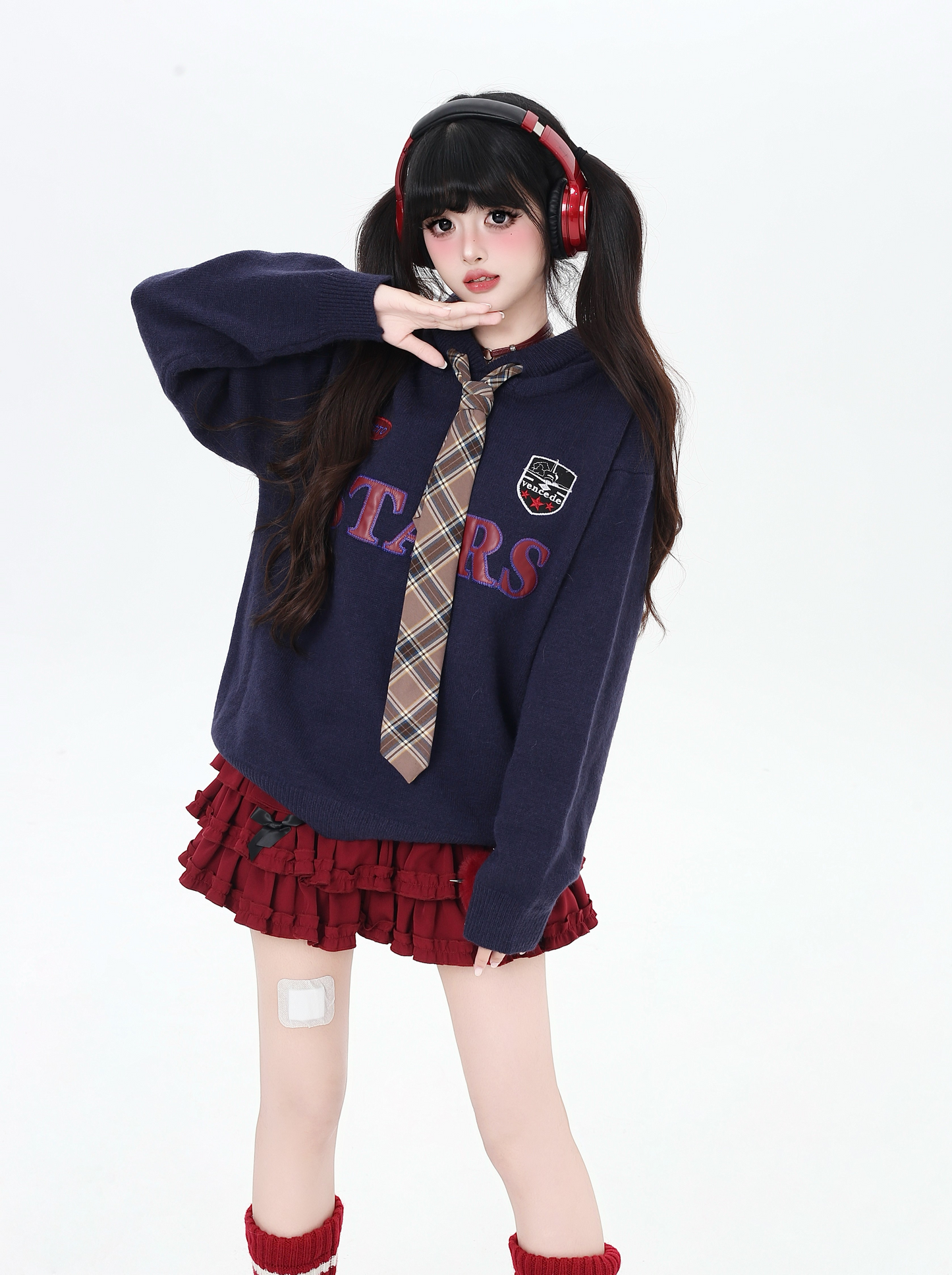 スクール風刺繍ネクタイ付きフーディー