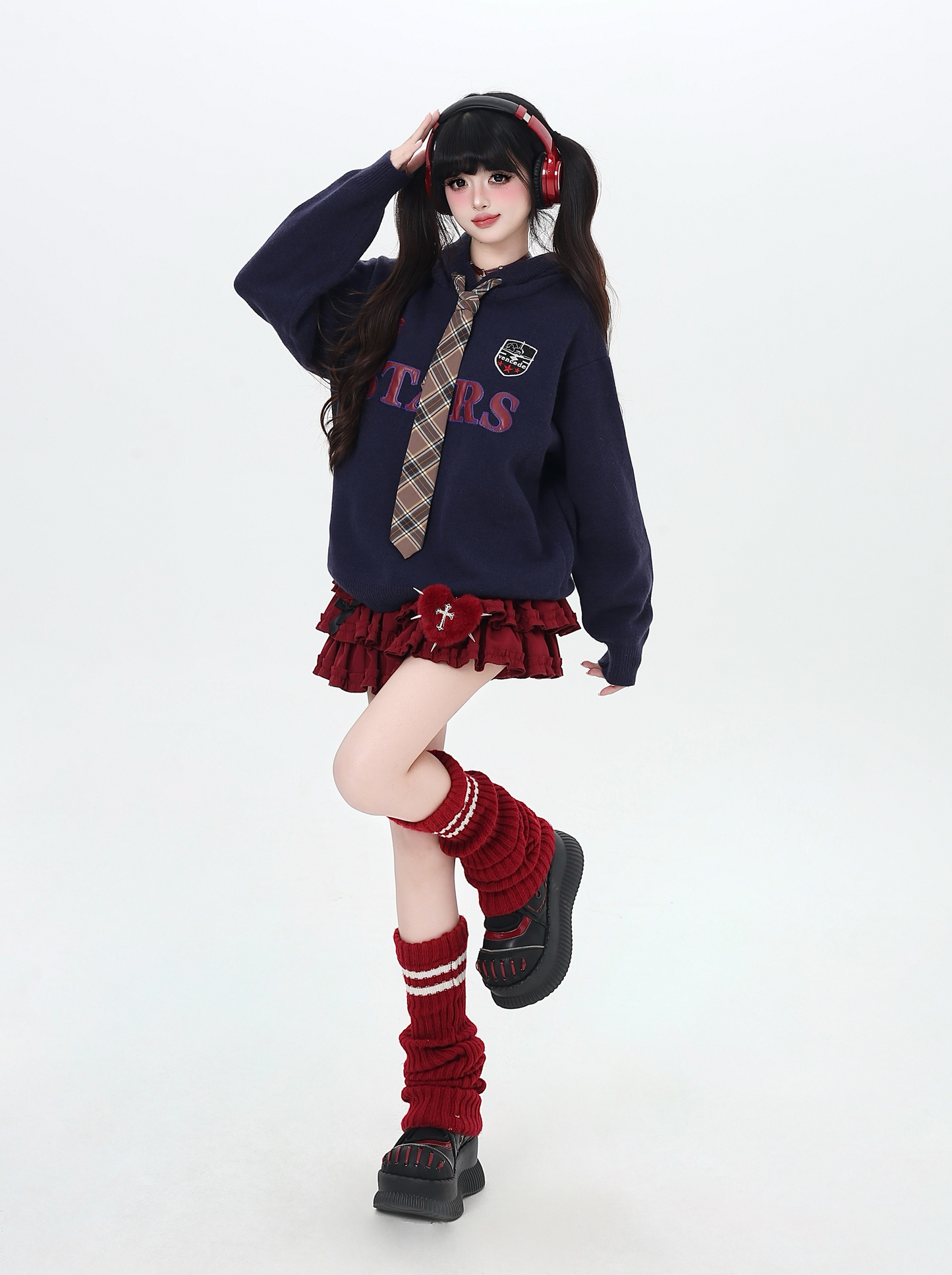 スクール風刺繍ネクタイ付きフーディー
