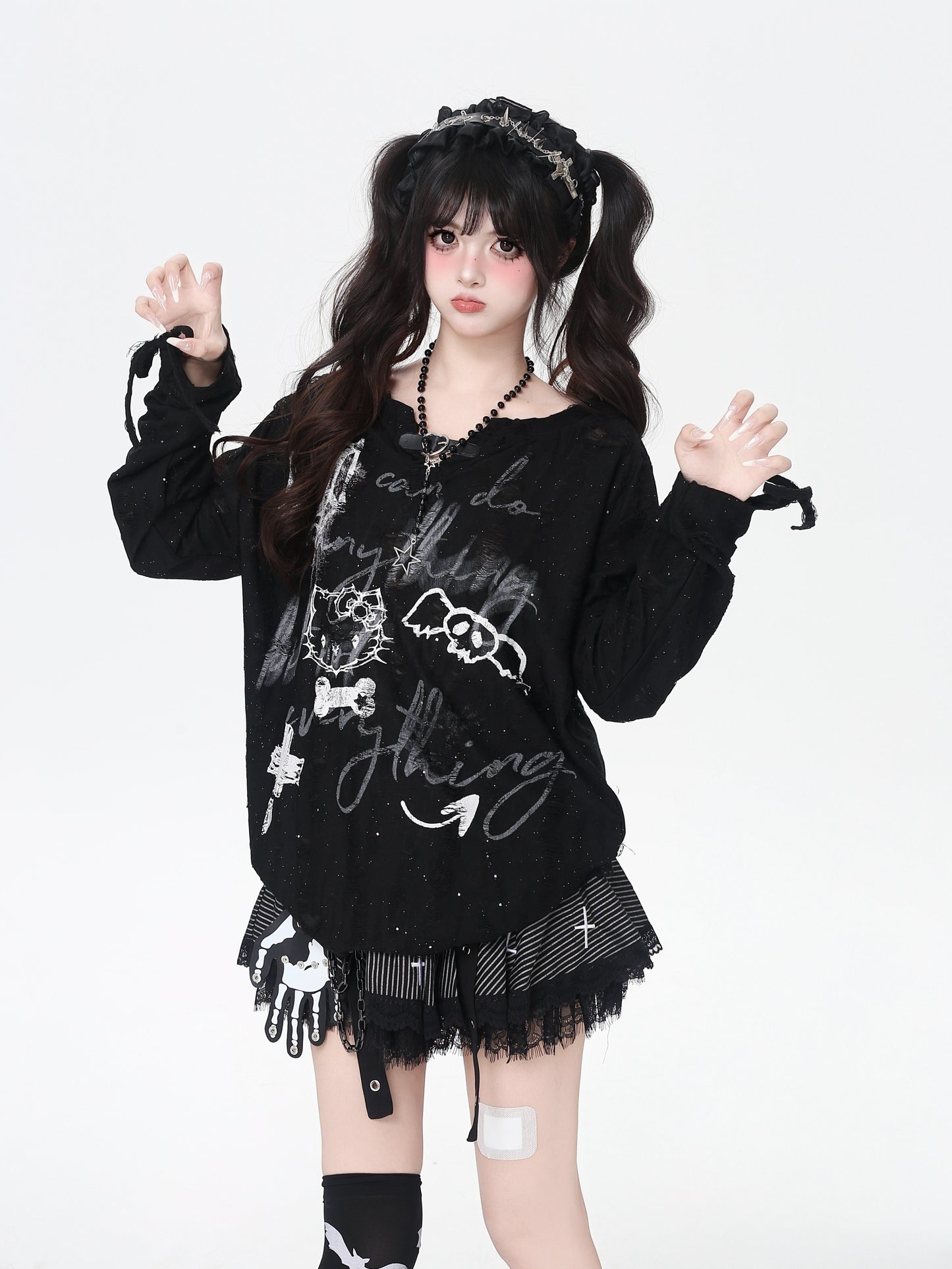 Vネック×レザー風バックル キラキラダメージロンT