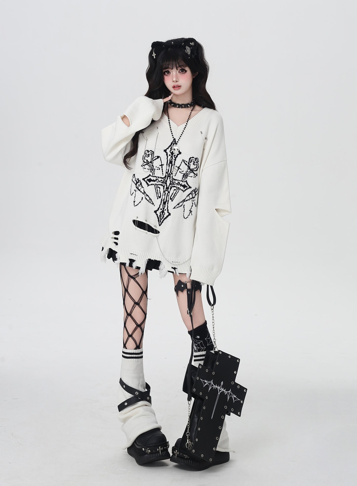 ゴシック破れチェーンVネックニット