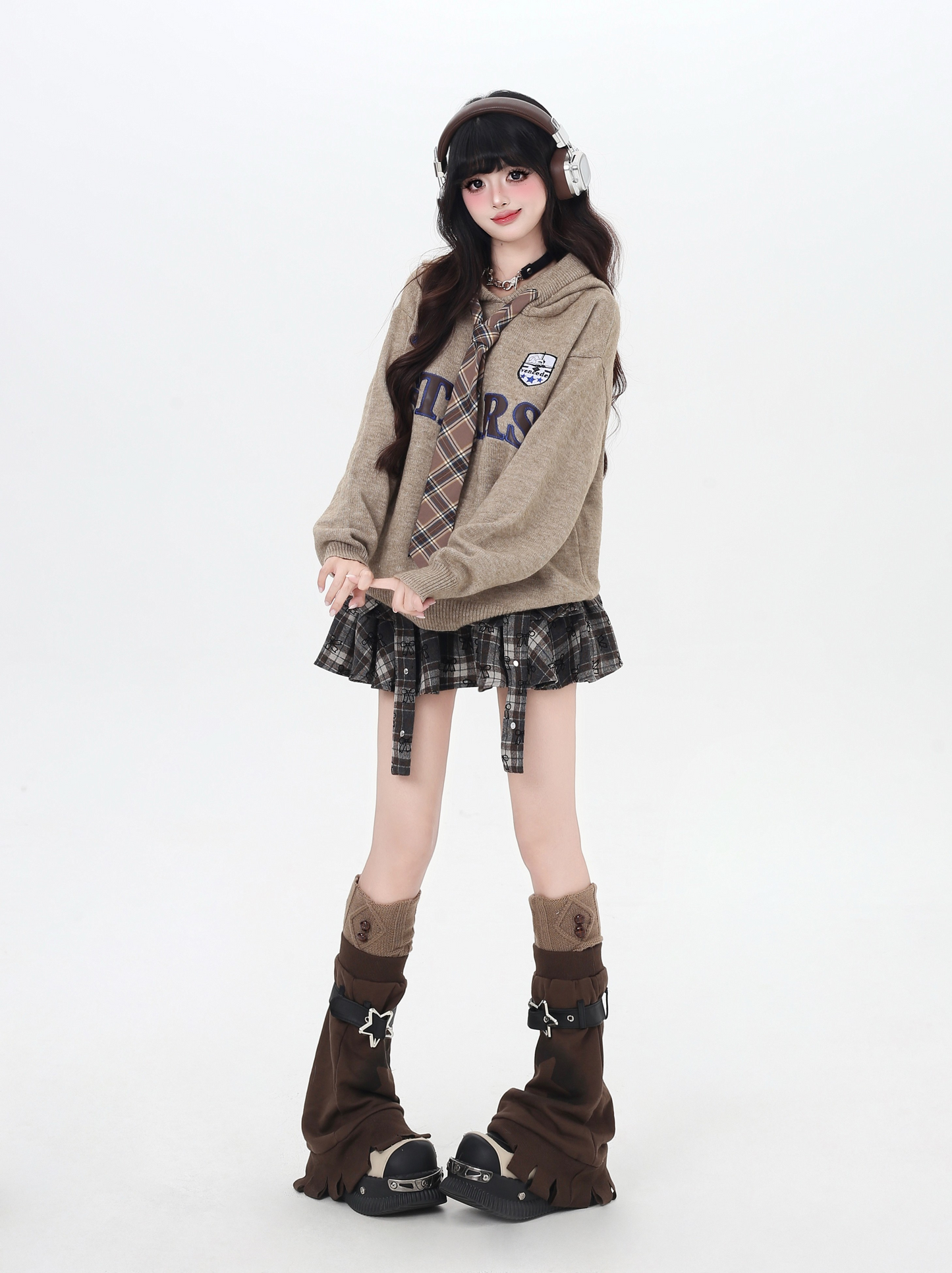 スクール風刺繍ネクタイ付きフーディー