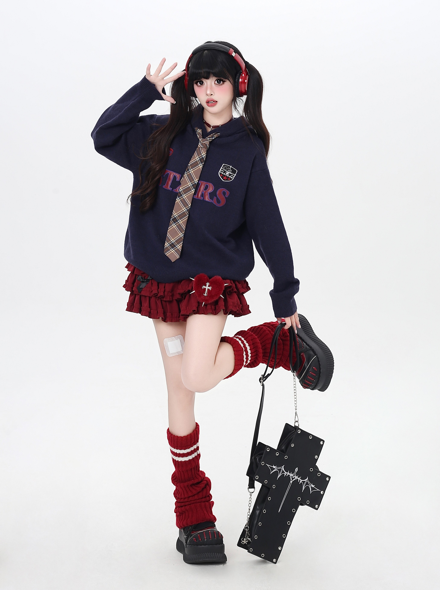 スクール風刺繍ネクタイ付きフーディー