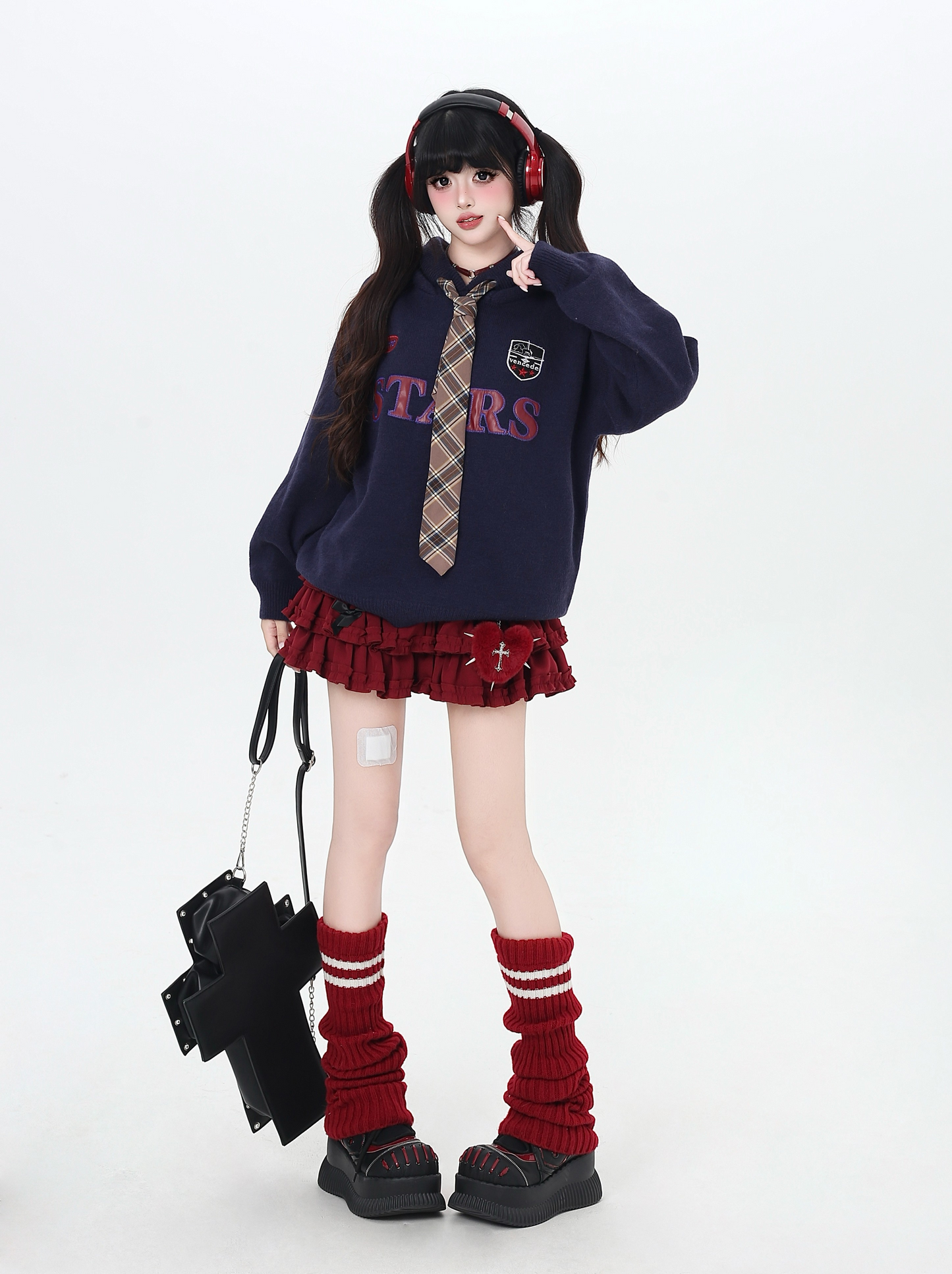 スクール風刺繍ネクタイ付きフーディー