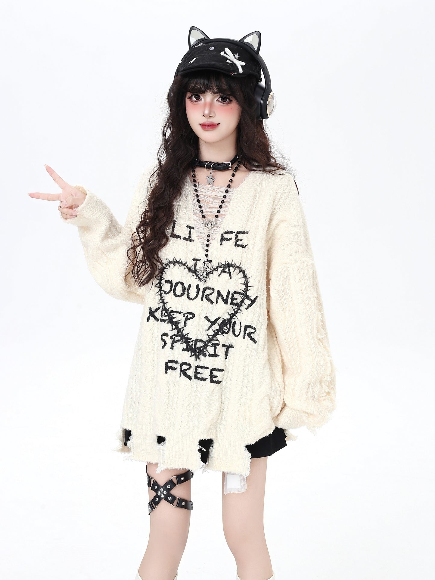 ヴィンテージハート×ダメージVネックゆるカジュアルニット