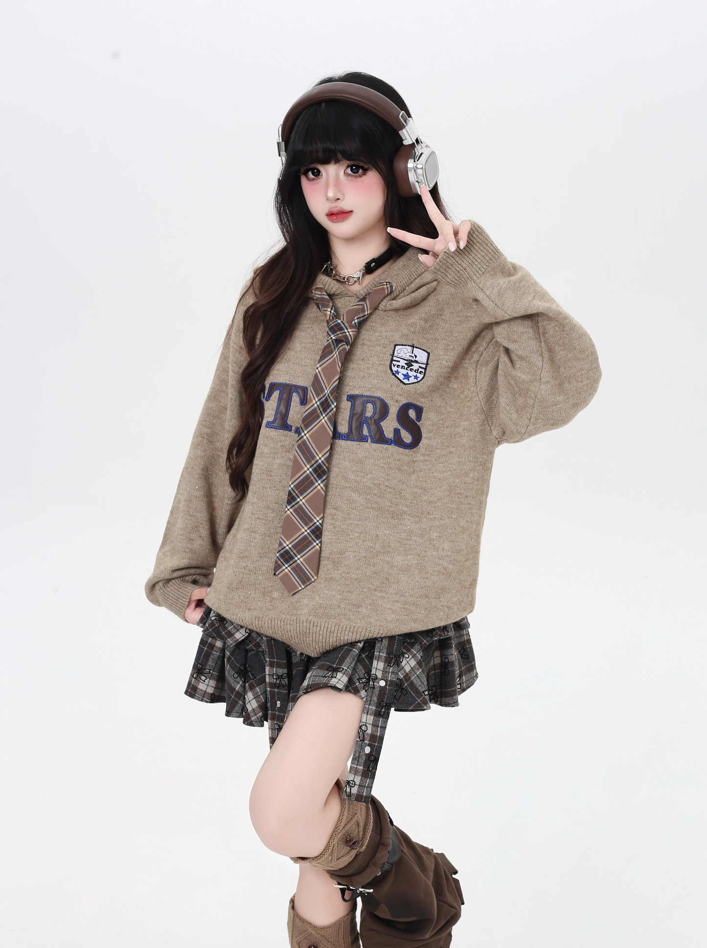 スクール風刺繍ネクタイ付きフーディー