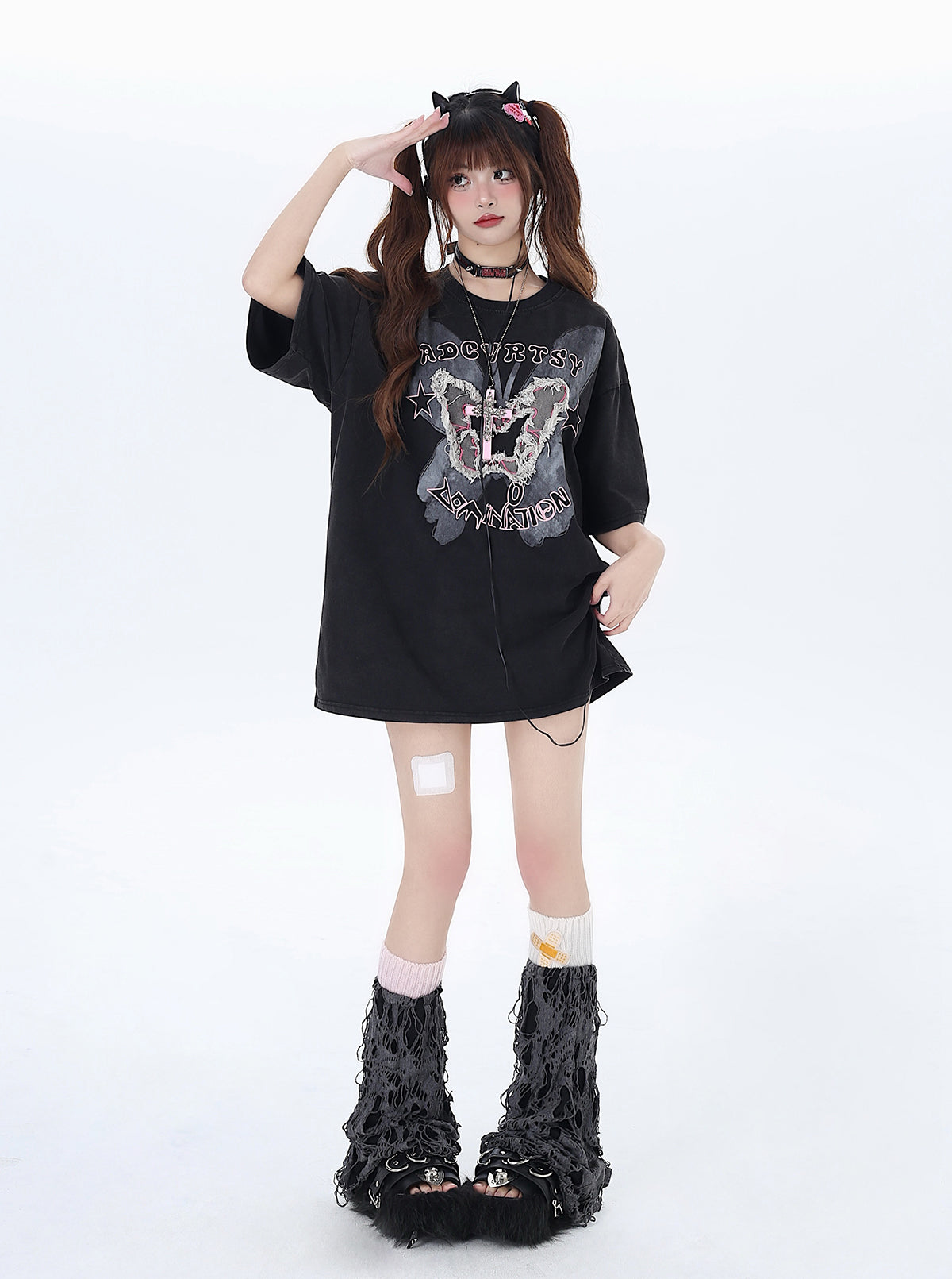 ダメージ加工デニム蝶々プリントのルーズフィット短袖Tシャツ