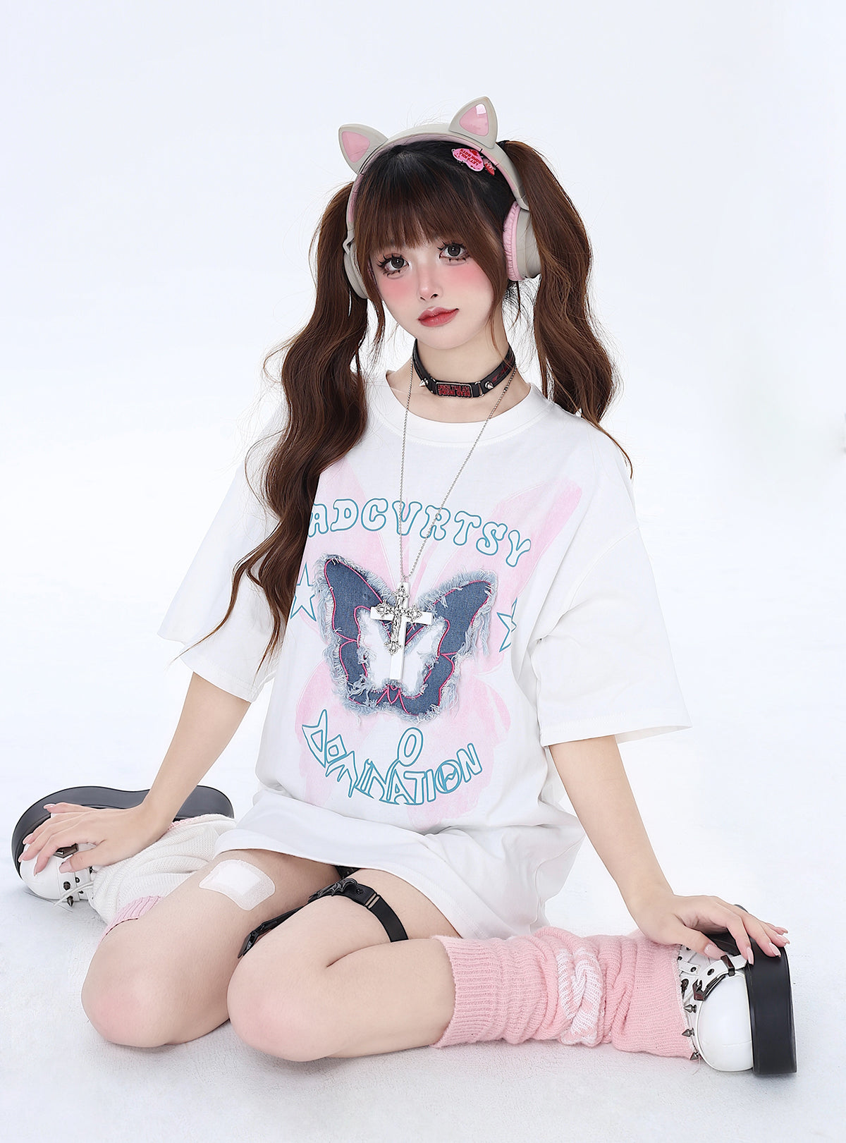 ダメージ加工デニム蝶々プリントのルーズフィット短袖Tシャツ