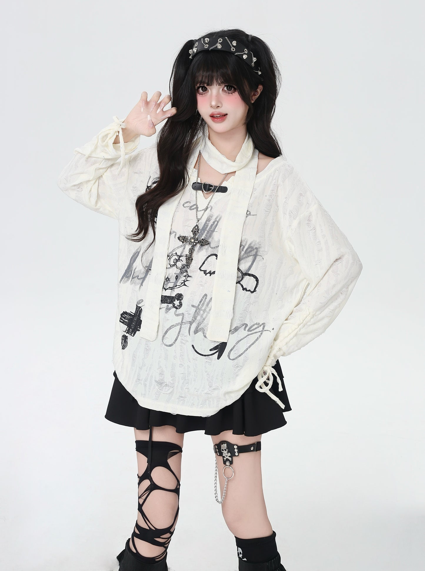 Vネック×レザー風バックル キラキラダメージロンT