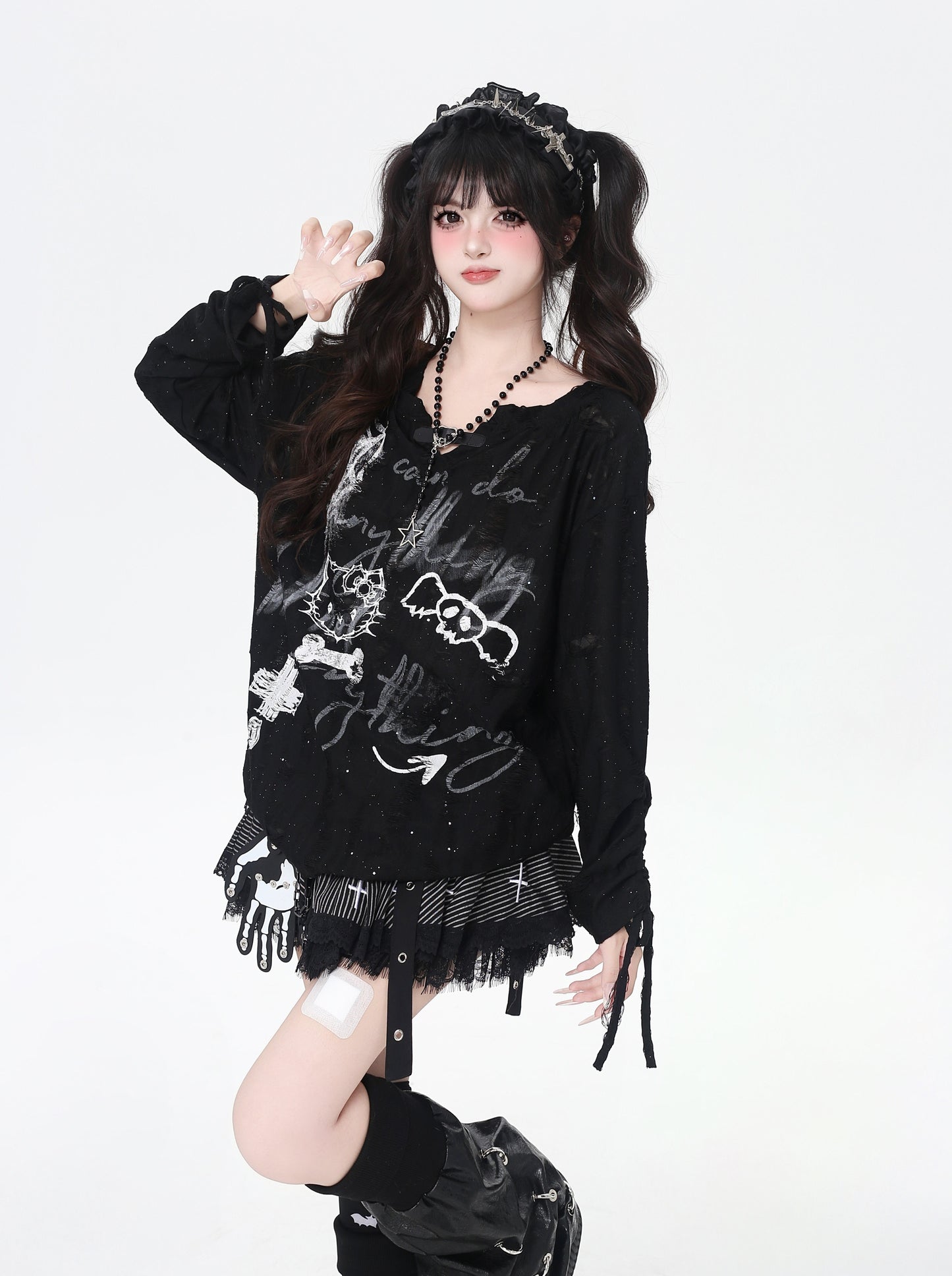 Vネック×レザー風バックル キラキラダメージロンT
