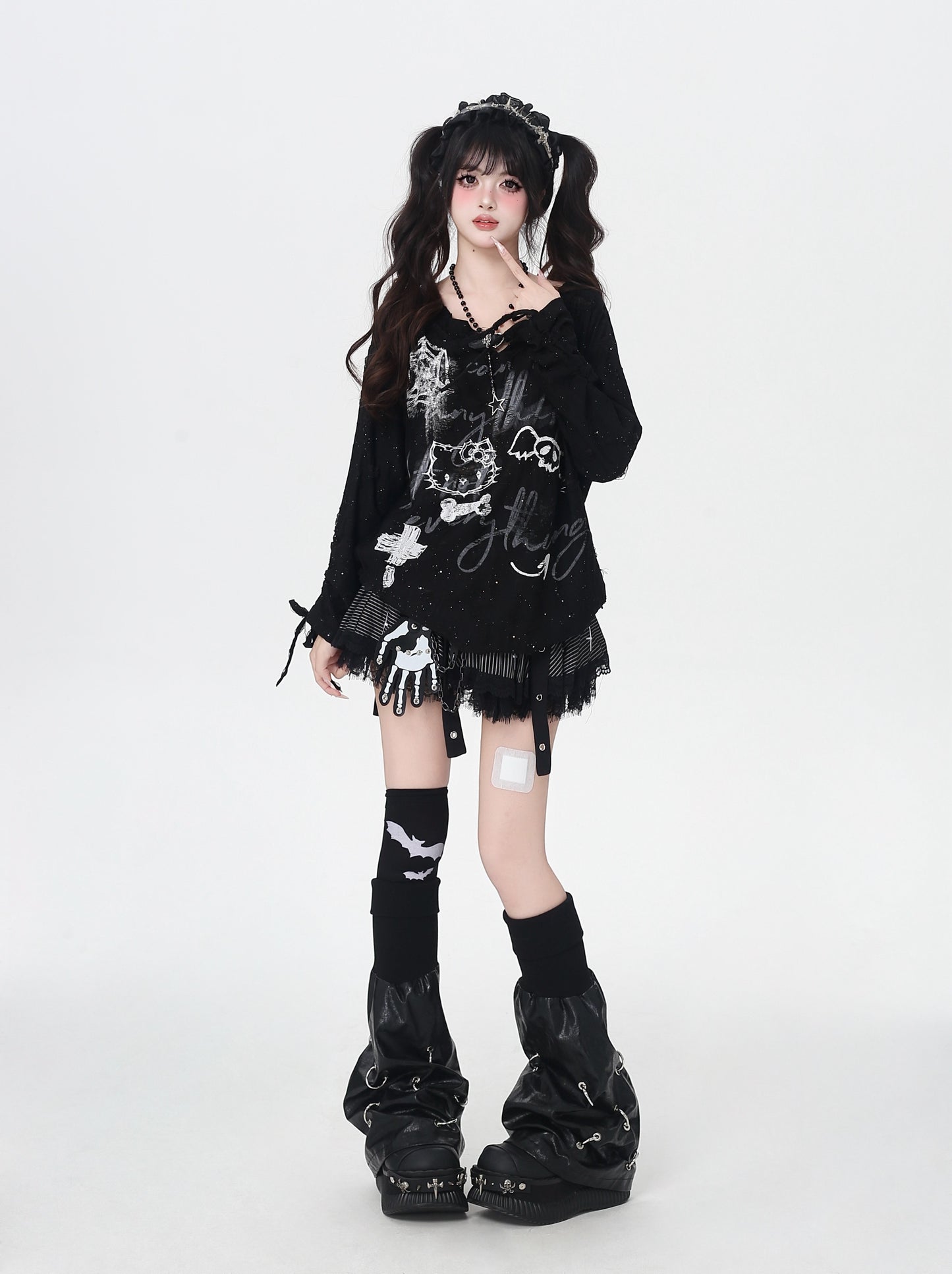 Vネック×レザー風バックル キラキラダメージロンT