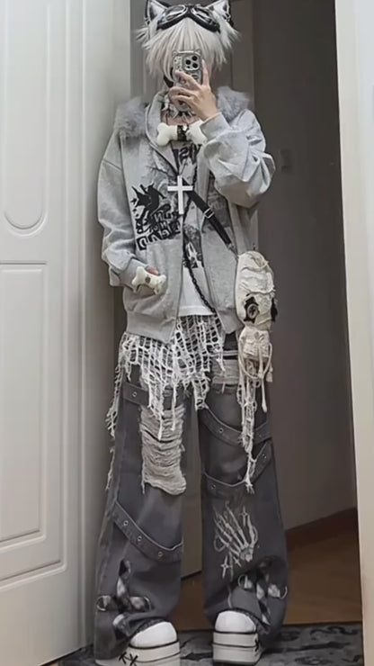 パンクデザインのダメージ加工デニムパンツ